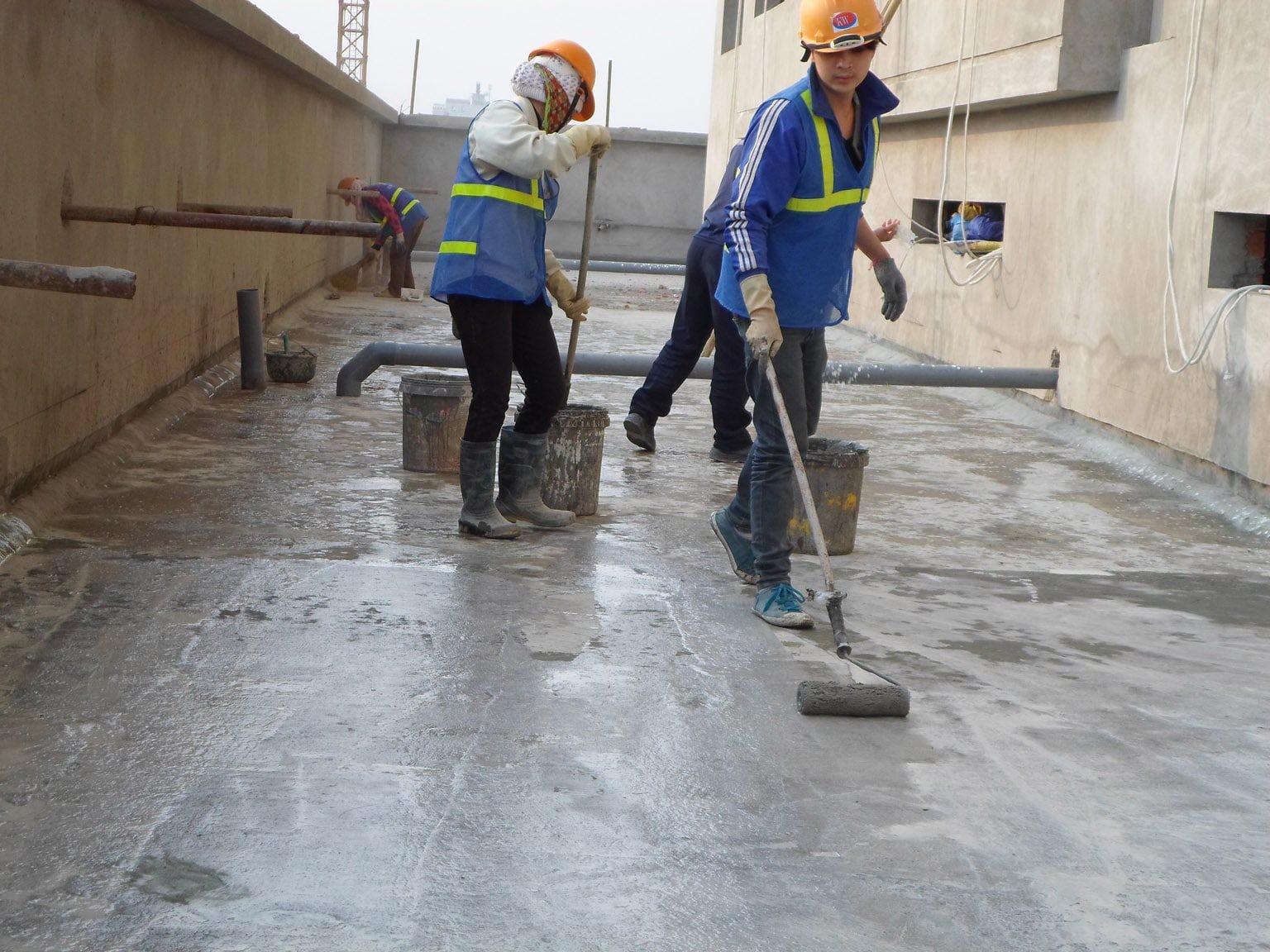 Nguyên nhân và giải pháp chống thấm ban công, sân thượng hiệu quả bền lâu - 2
