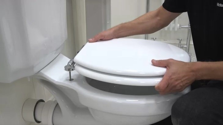 Cách vệ sinh nắp rửa bồn cầu thông minh đúng cách - hình 6