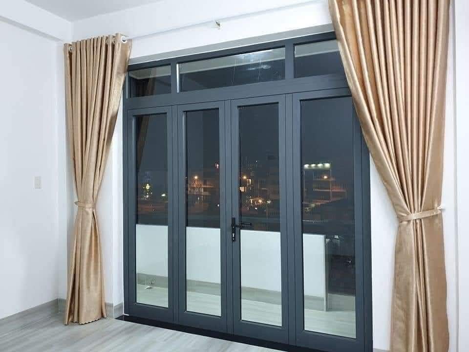 Nên chọn cửa gỗ hay cửa nhôm - Hình 2