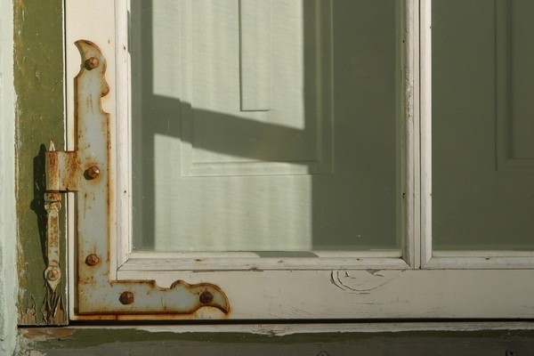 Cách xử lý cửa nhôm bị kêu - hình 1