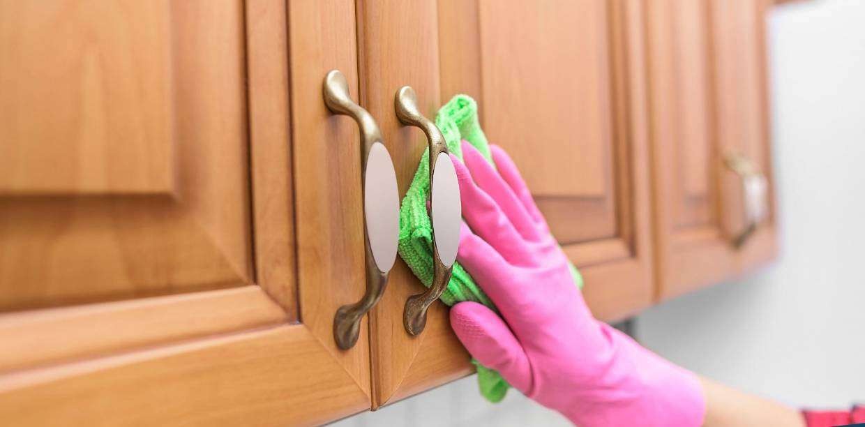 Xử lý dầu mỡ bám lâu ngày trên tường bếp - 2
