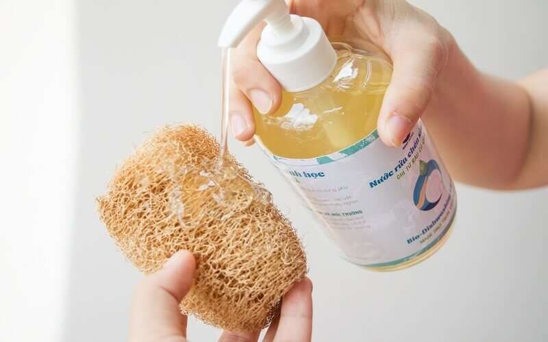 Xử lý dầu mỡ bám lâu ngày trên tường bếp - 4