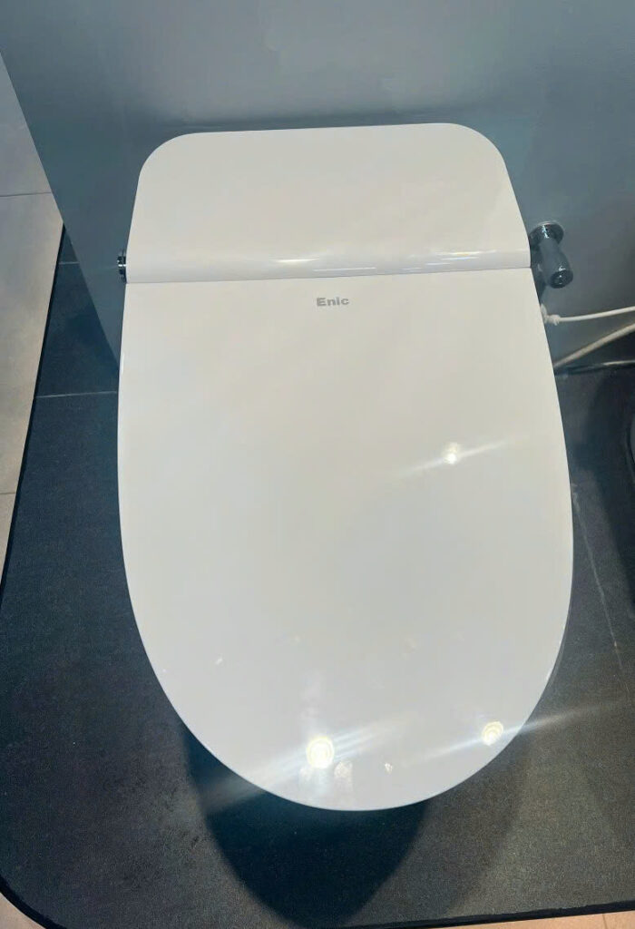 Ảnh thực tế 3 - Bồn cầu thông minh Enic Smart D08