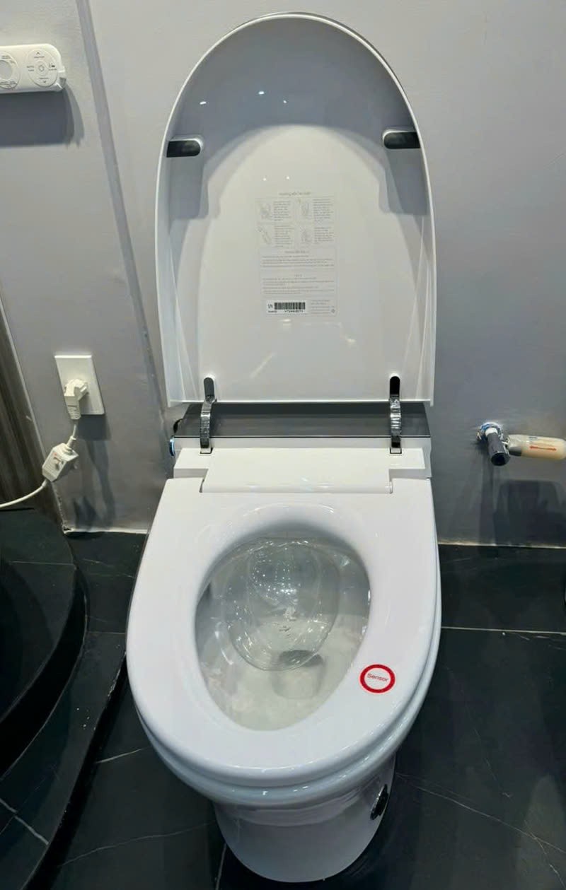 Ảnh thực tế 4 bồn cầu Enic K3