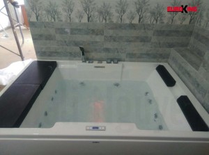 Bồn tắm massage EU-1101A đang hoạt động.