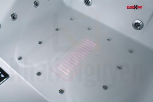 Bồn tắm massage EU-1101A đang hoạt động