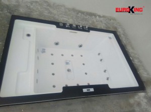 Phía trong lòng bồn tắm EU-1101C.