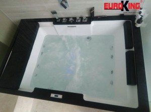 Bồn tắm massage EU-1101C đang hoạt động