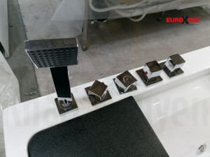 Vòi sen và các nút điều chỉnh cường độ sen, nhiệt độ nước