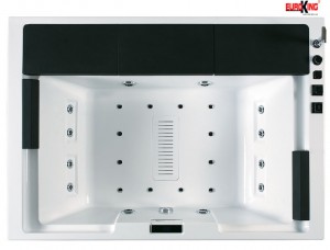 Phía trong lòng bồn của bồn tắm massage EU-1102B.