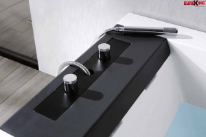 Vòi sen và các nút điều chỉnh của bồn tắm EU-1108B.