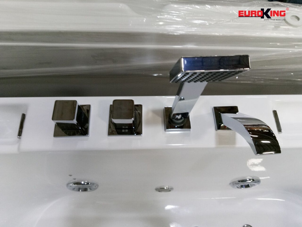 Hệ thống vòi sen và nút điều khiển trên bồn tắm EU-1201