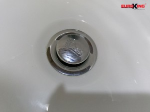 Lối thoát nước của bồn tắm massage EU-1201.