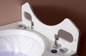 Vòi sen và hệ thống điều chỉnh đặt dưới đệm gối