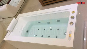Phía trong lòng bồn tắm massage EU-1505.