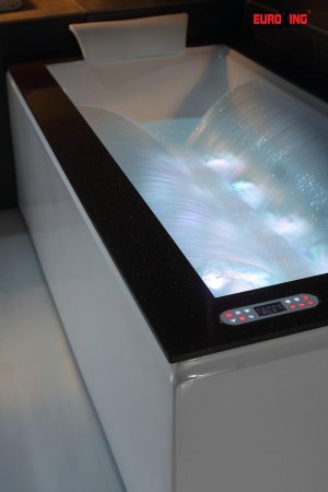 Tạo thác nước 2 bên của bồn tắm massage EU-1505.