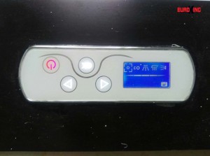 Bảng điều khiển các chức năng của bồn tắm massage EU-208B.