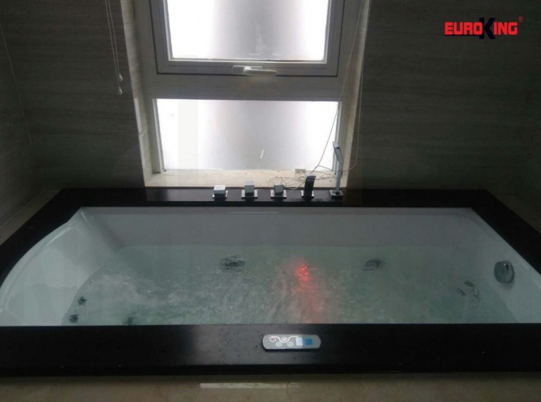 Bảng điều khiển và vòi sen, vòi cấp nước của bồn tắm massage EU-208B.