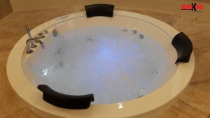 Bồn tắm massage Euroking EU-6168D với thiết kế 3 gối cao su êm ái.