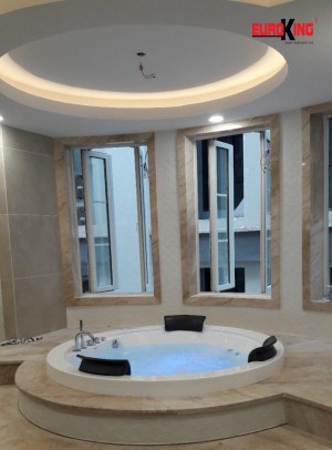 Bồn tắm massage Euroking EU-6168D mang đến cảm giác thư thái.