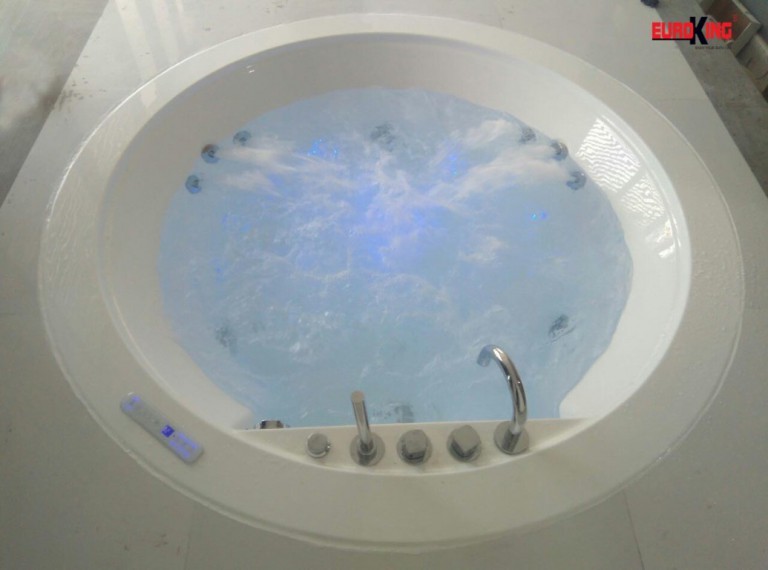 Bảng điều khiển của bồn tắm massage Euroking EU-6168D.