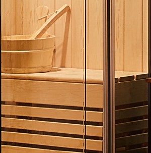 Chậu nước, muỗng múc nước và ghế ngồi làm hoàn toàn bằng gỗ