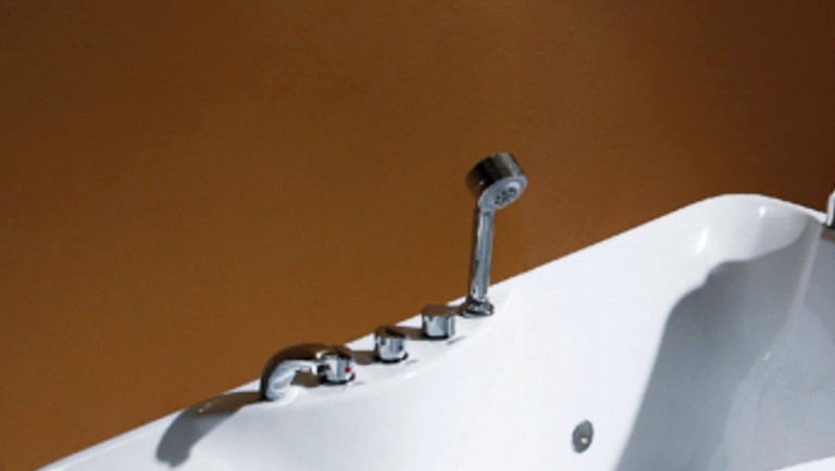 Vòi cấp nước, sen tay và các van điều chỉnh trên thành bồn tắm