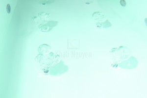 Các mắt sủi khí tích hợp với hệ thống chiếu sáng trên bồn tắm NOFER