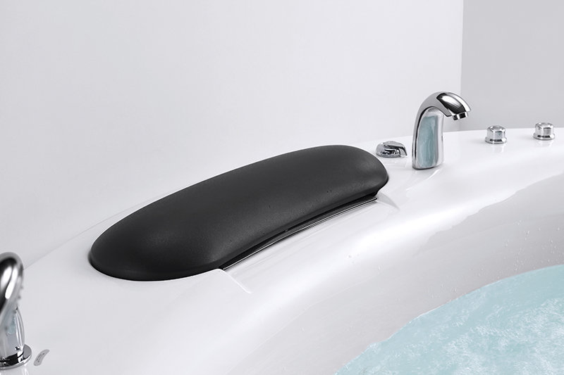 Gối cổ màu đen của bồn tắm massage NG-3190D