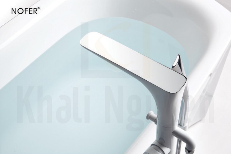 Bộ vòi sen tùy chọn trắng bóng thanh lịch trên bồn tắm NG-61110B