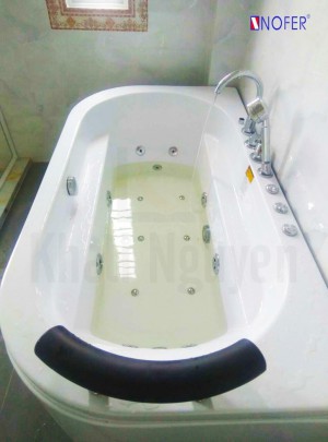 Hệ thống nút điều khiển của chiêc bồn tắm VR-102