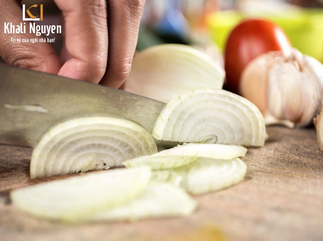 Cách khử mùi hôi tay khi cắt hành, tỏi